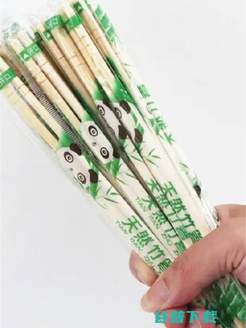 高校回应 女生买2份饭拿6双筷子被申斥偷盗 (高校回应女生买饭拿筷子被指)